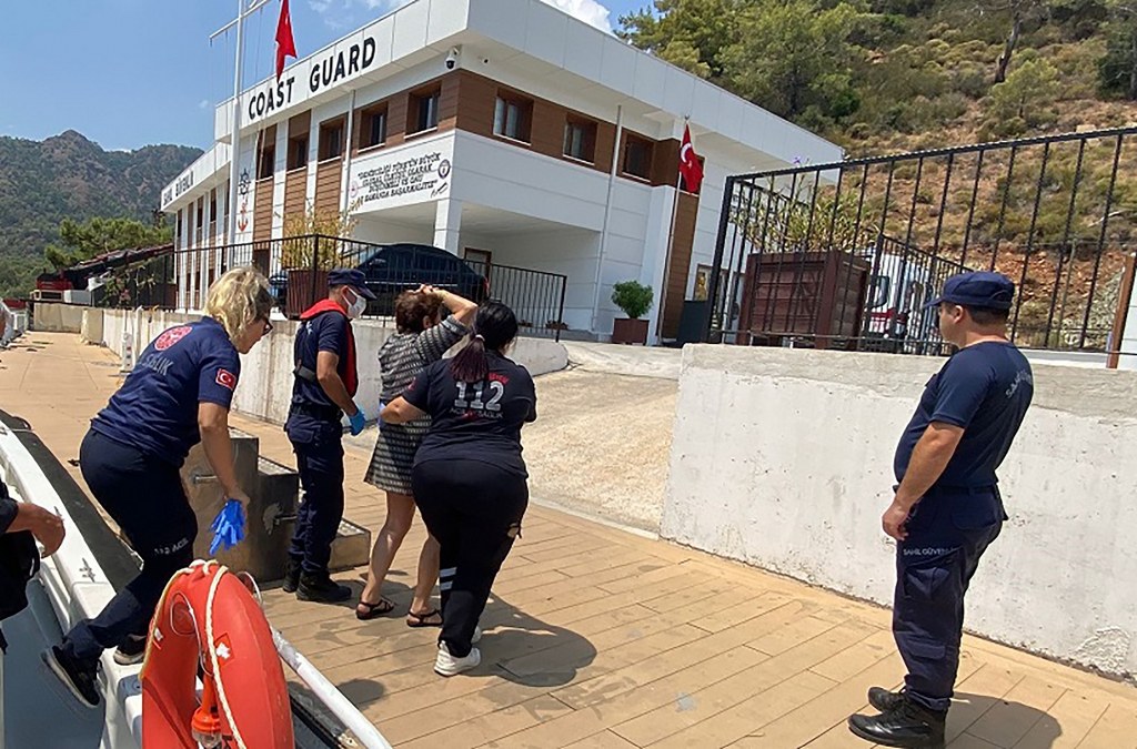 Gezi teknesinde yaralanan vatandaşa tıbbi tahliye