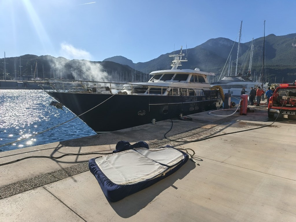 Marinadaki motoryat yangını paniğe neden oldu