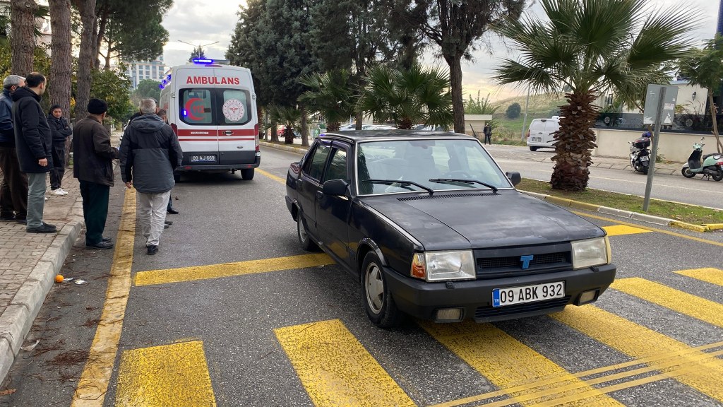 Yaya geçidinden geçmeye çalıştı, otomobil çarptı: 1 yaralı
