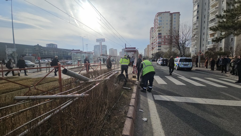 Araç yayaların arasına daldı: 3 yaralı
