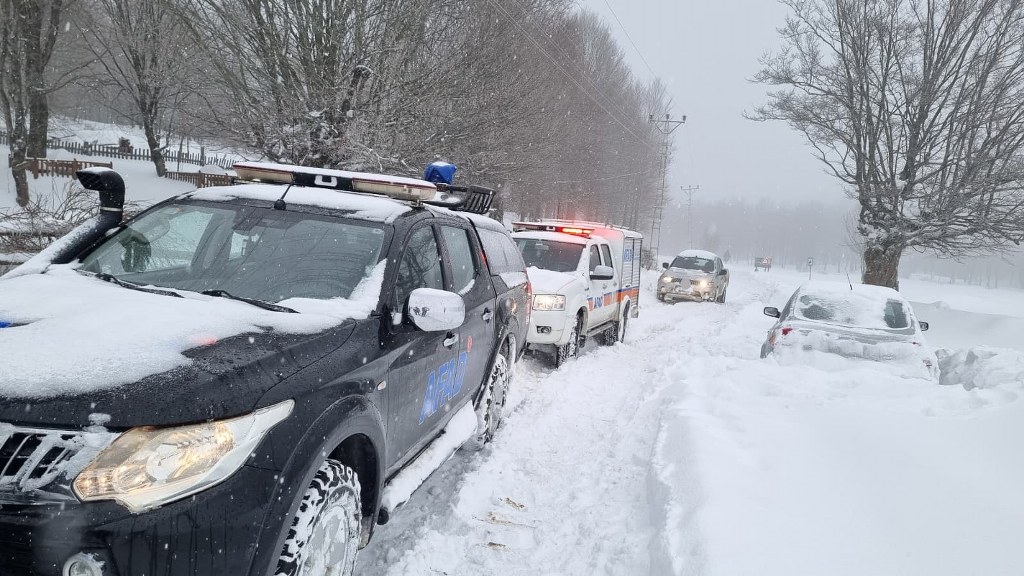 Yaylada mahsur kalan 5 kişi kurtarıldı