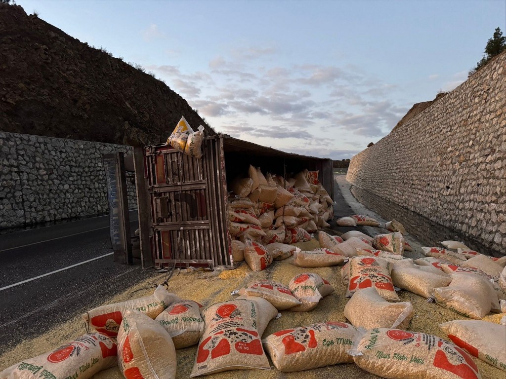 Yem yüklü tır devrildi: 2 yaralı