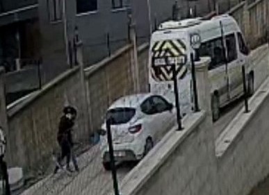 Kaza yapan sürücülerin kavgası kameralara yansıdı