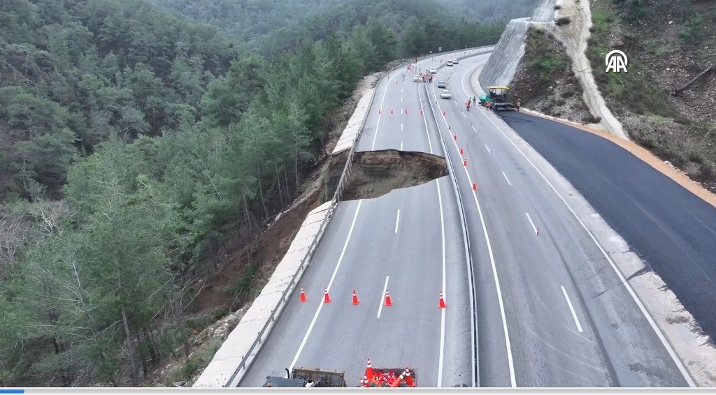Kumluca-Kemer karayolu göçük ve heyelan nedeniyle kısmen ulaşıma kapatıldı
