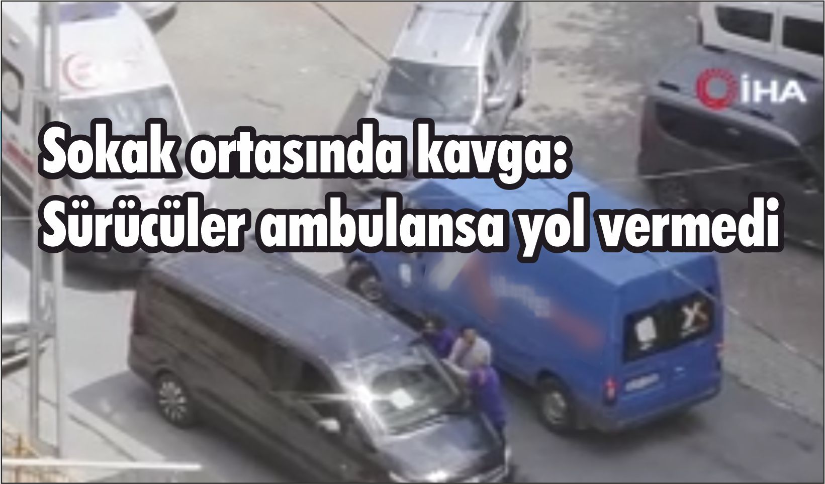 Sokak ortasında kavga: Sürücüler ambulansa yol vermedi