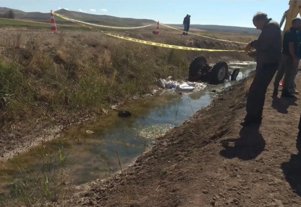 Traktör devrildi: 1 ölü, 1 yaralı