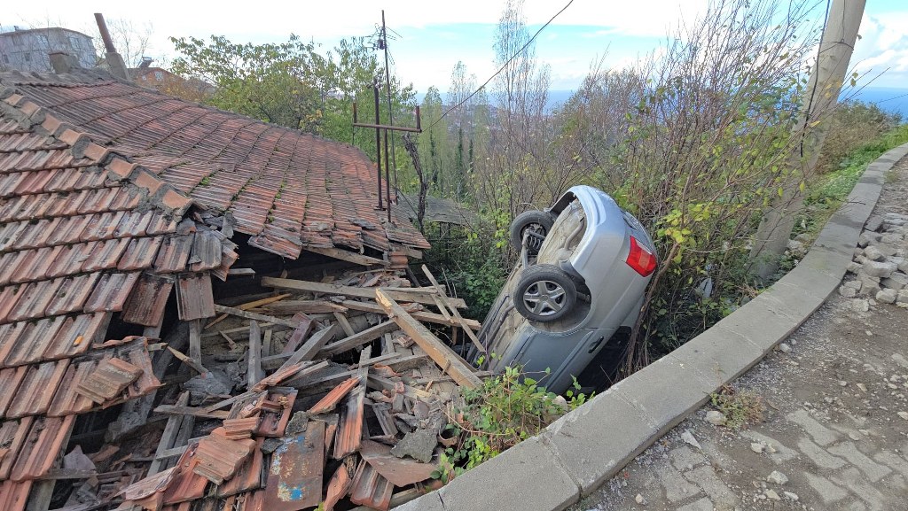Kontrolden çıkan otomobil evin çatısına düştü