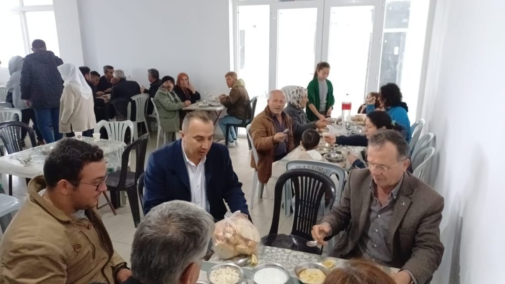 Şükür yemeğine katılım yoğun oldu