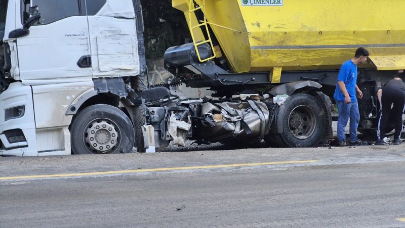 Kamyonlar çarpıştı: 1’i ağır 2 yaralı