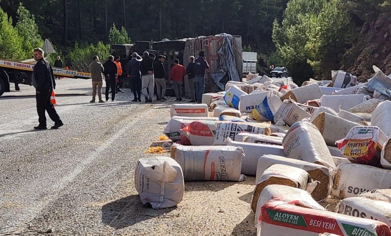 Saman yüklü tır yan yattı, yol ulaşıma kapandı