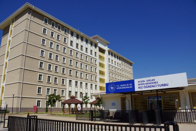 20 öğrenci zehirlenme şüphesiyle hastaneye kaldırıldı