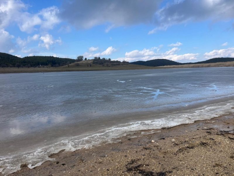 Yayla Gölü kısmen buz tuttu
