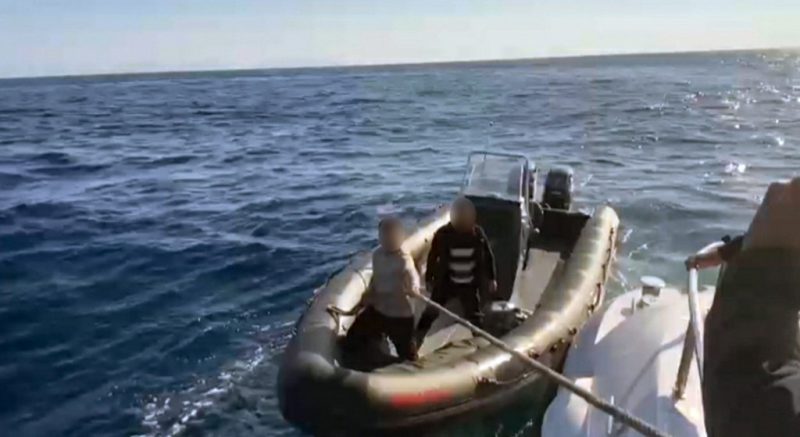 Lastik bot ile kaçmaya çalışan iki kişi yakalandı