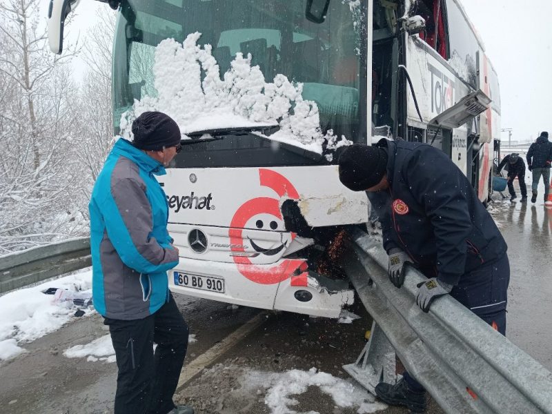 İki yolcu otobüsü çarpıştı, otobüs bariyerde saplandı