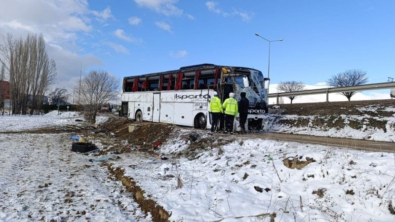 Yolcu otobüsü kaza yaptı: 1 ölü 25 yaralı