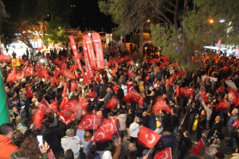 Terör ve yolsuzluk iddiasıyla gözaltına alınan İmamoğlu’na Fethiye’den destek