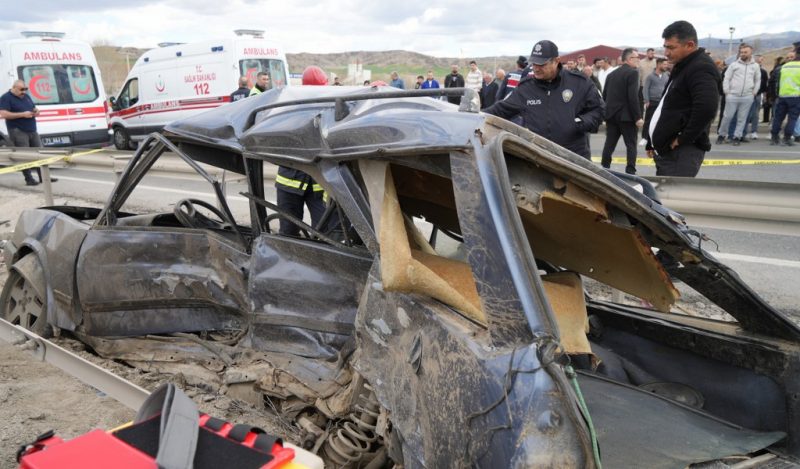 Çarpışan otomobiller hurdaya döndü: 1 ölü, 6 yaralı