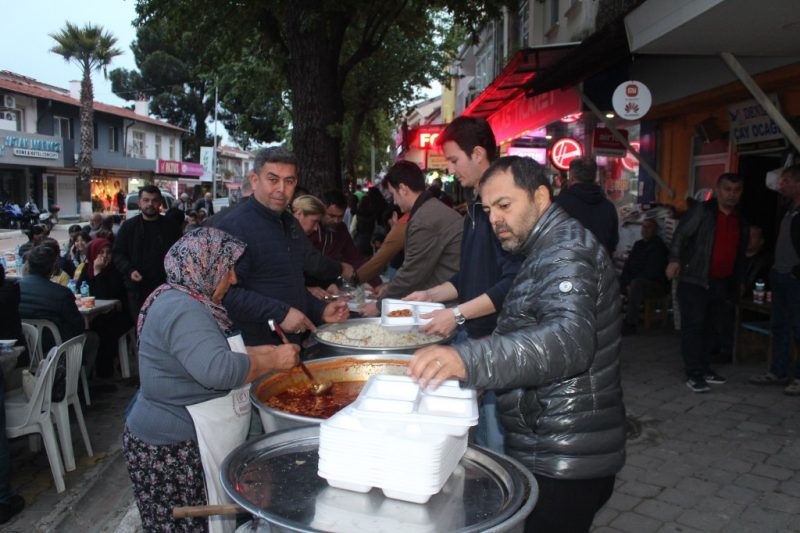Caddede düzenlenen geleneksel iftar yemeğine yoğun katılım