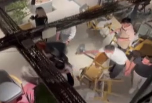 Kafede iki grup arasında çıkan kavga kamerada