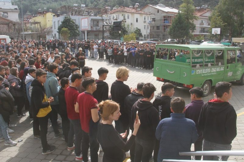 Öğretmen Ballı, son yolculuğuna görev yaptığı okulunda uğurlandı