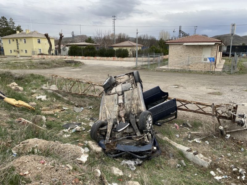Kontrolden çıkan otomobil cami bahçesine uçtu: 5 kişi yaralandı