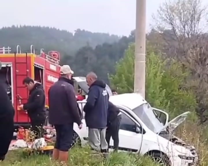 Yoldan çıkan otomobil elektrik direğine çarptı; 2 ölü, 1 yaralı