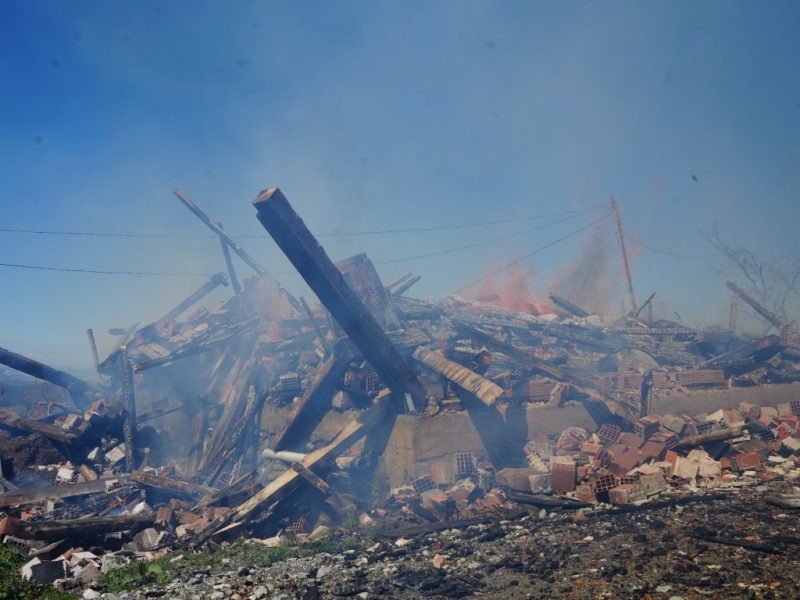 Elektrik panosu patladı: 3 ev ve 3 ahır yandı