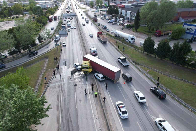 Kontrolden çıkan tır karşı şeride geçti, ortalık savaş alanına döndü