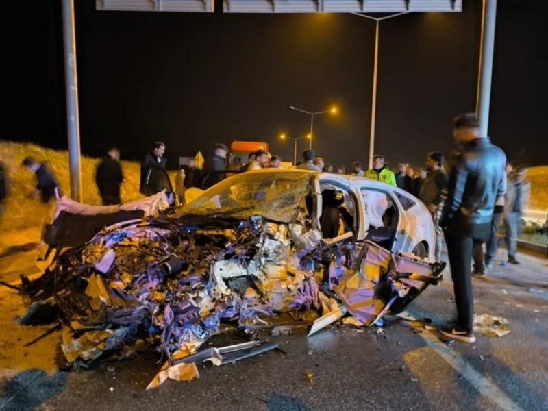 Otomobil direğe çarptı: 3 ölü, 2 yaralı