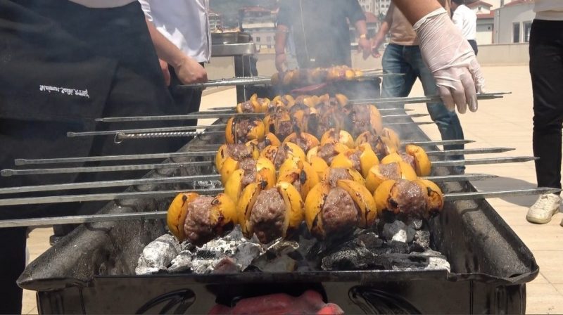 Muşmulanın da kebabı yapıldı