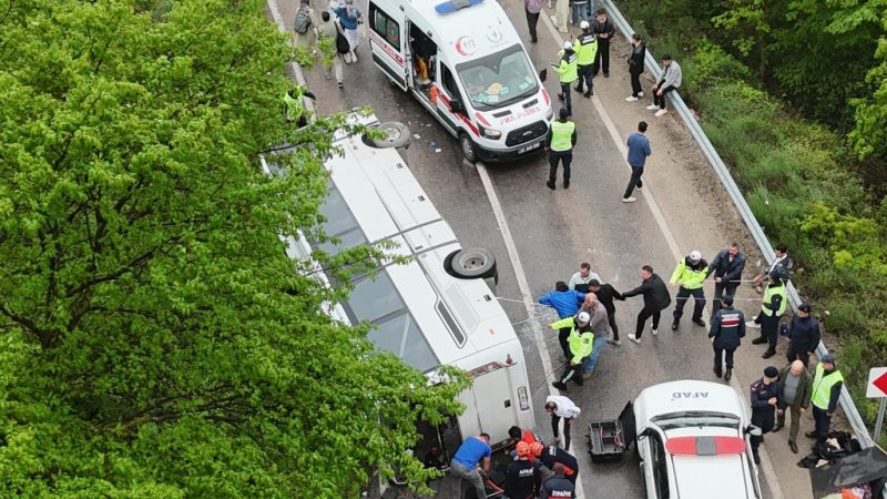Öğrencileri taşıyan tur otobüsü devrildi 2’si ağır 18 yaralı