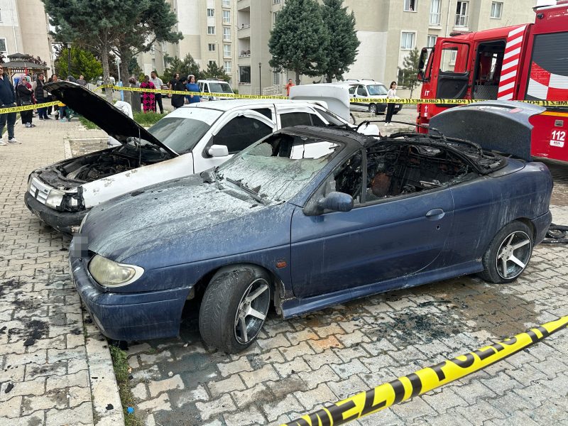 Kadın emniyette ifade verirken, kocası evi ve arabaları yaktı