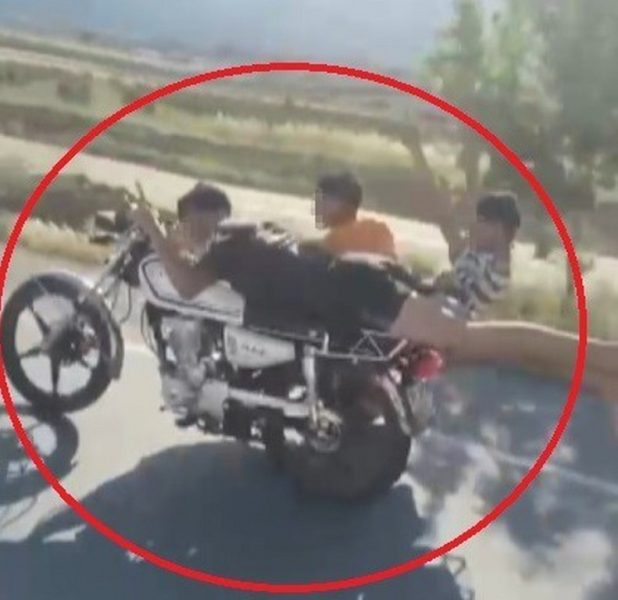 Motosikleti üzerine yatarak sürmüştü, yediği ceza motosikletin parasını geçti