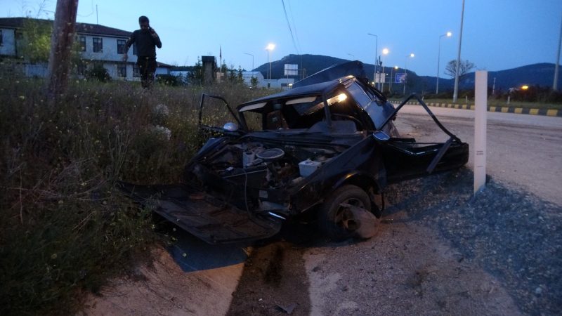 Virajı alamayan Tofaş otomobil refüje çarptı: 2 yaralı