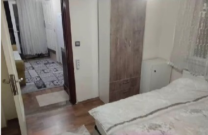 Üniversite bölgesindeki evini aparta çevirip, prizlere gizli kamera yerleştirdi