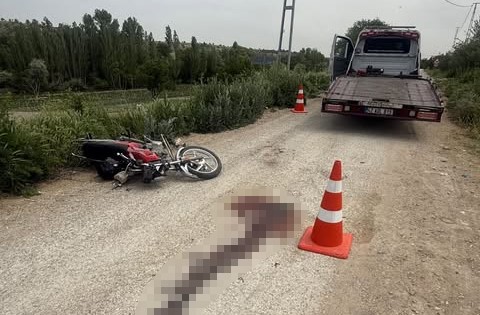  Ehliyetsiz sürücünün çarptığı motosikletli hayatını kaybetti