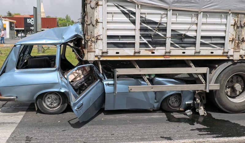 Otomobil tırın altına girdi: 1 ağır yaralı