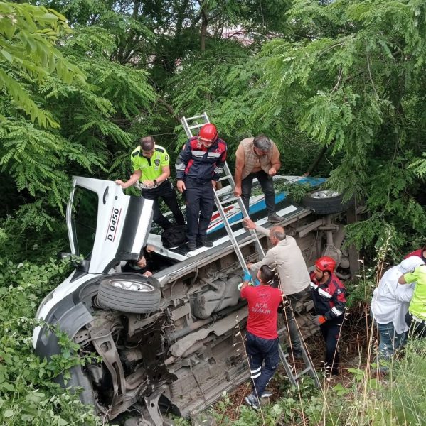 Dolmuş şarampole yuvarlandı: 5 yaralı