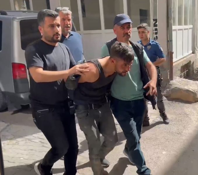  Çocuğu araçtan attı, aracı çalıp kaçtı