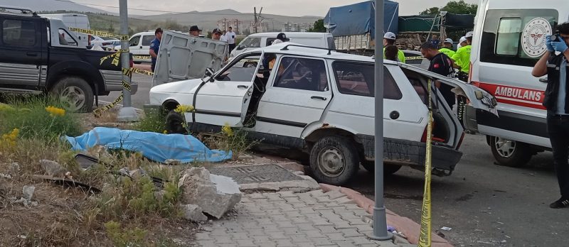 Otomobil ile kamyonet çarpıştı, yaşlı çift hayatını kaybetti