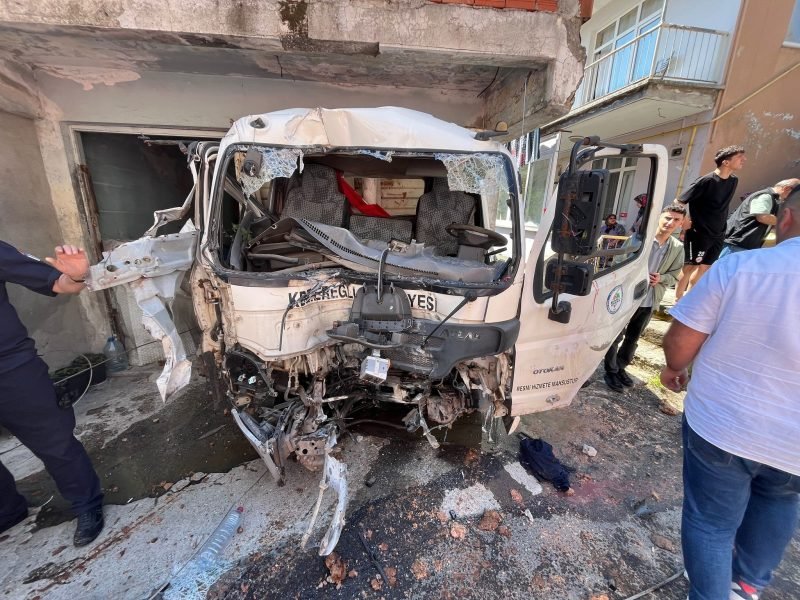Freni patlayan kamyonet elektrik direğine çarpıp garaja girdi