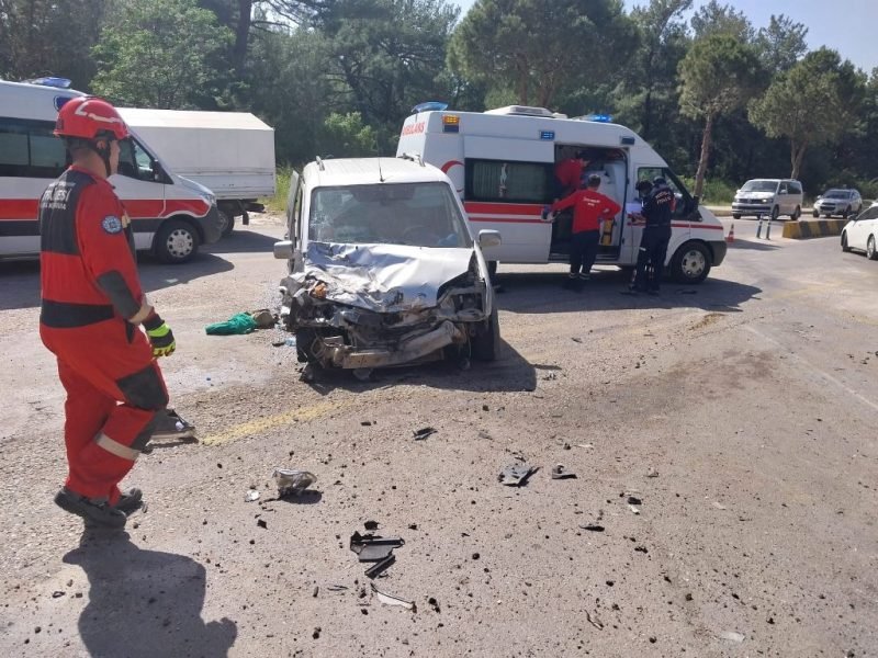 Kamyonet ile kamyon çarpıştı; 2 yaralı