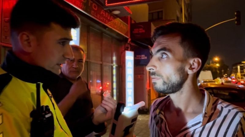 4 kez alkolmetreye üflemedi, yetmedi kaçmaya çalıştı, polisin bir sözüyle geri döndü