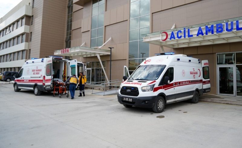 Refüje çarpan motosikletin sürücüsü kurtarılamadı