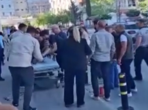 Hastane bahçesinde husumetlisini vurdu