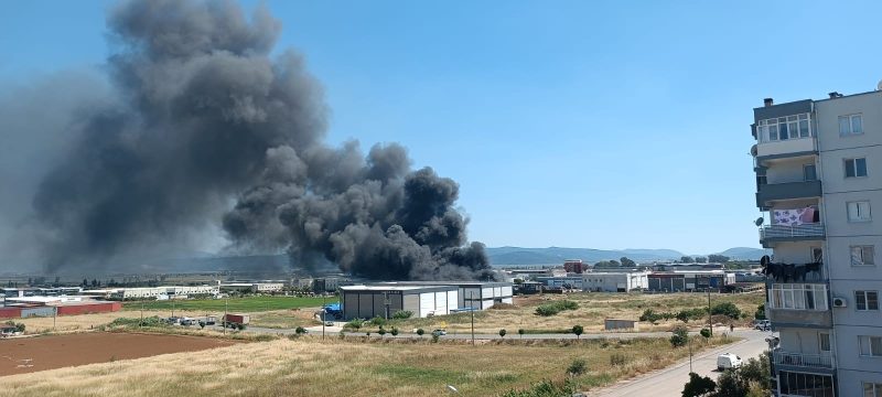 Plastik sandalye imalatı yapılan fabrikada yangın çıktı.