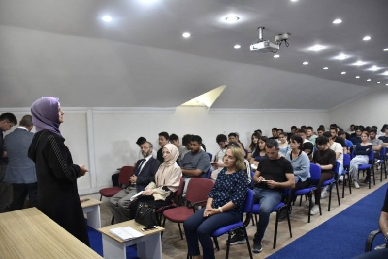 Üniversiteli gençlere ‘Dijital İletişim ve Sanal Gençlik’ konulu seminer verildi