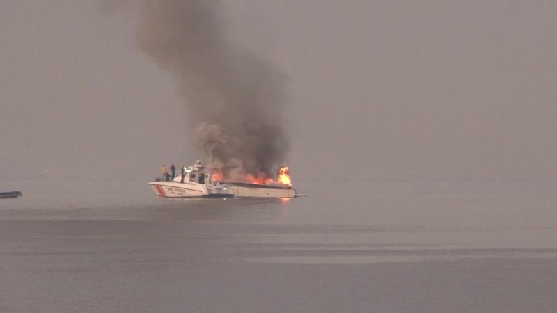 Bir teknede çıkan yangın, bitişikteki 3 tekneye daha sıçradı