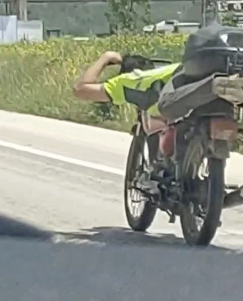 Trafikte kazaya davetiye çıkaran motosiklet sürücüsü kamerada