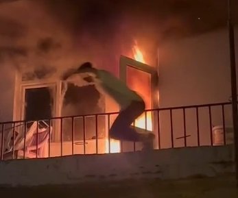 Daire alevlere teslim oldu: Balkondan atlayarak kurtuldu